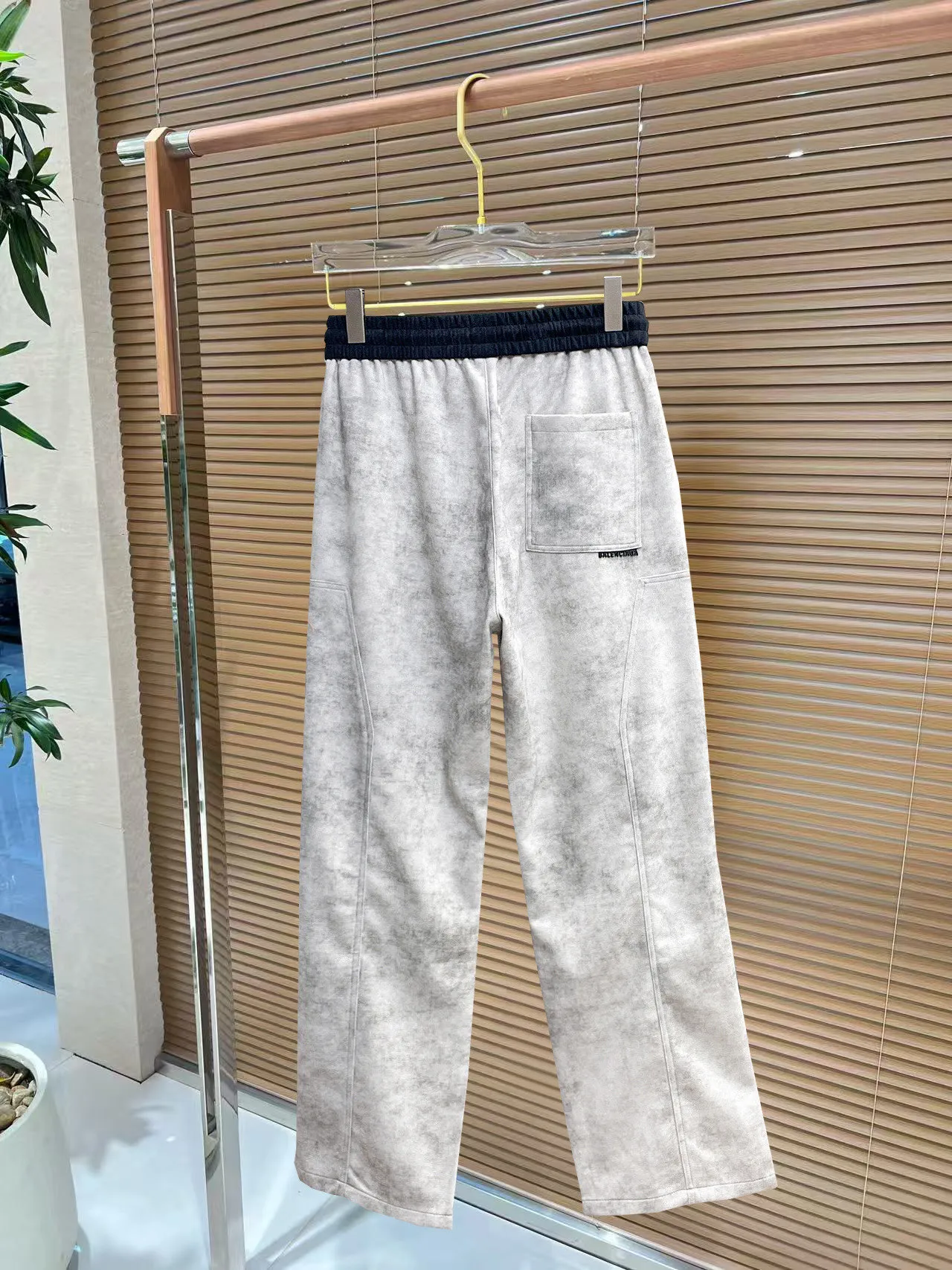 Balenciaga 🆕2026 Autumn and Winter New Arrival Casual Pants! The official website will be released simultaneously. Brand Classic LOGO casual pants, customized fabrics, excellent comfort and strong touch. Highly recognisable, perfect appearance and craftsmanship. Size:M-3XL